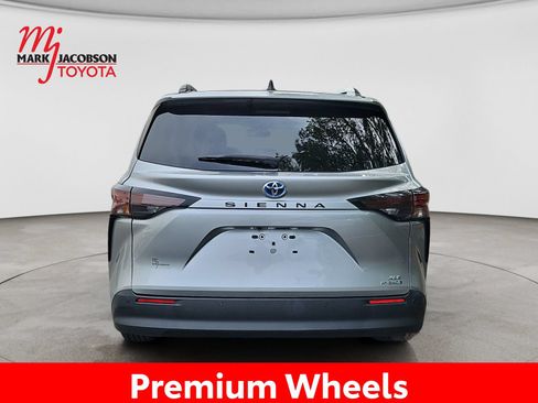 Used 2024 Toyota Sienna XLE FWD image 11