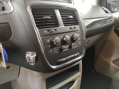 Used 2018 Dodge Grand Caravan SE w/ UConnect Hands-Free Group FWD image 26