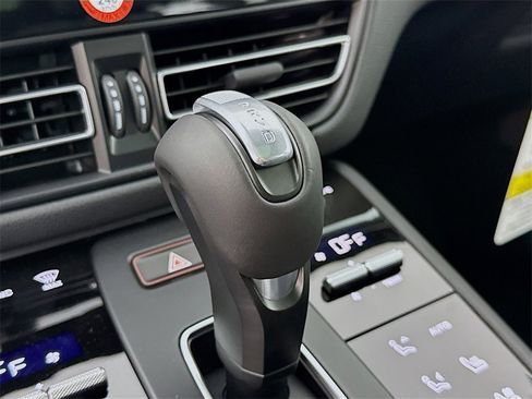 Certified 2025 Porsche Macan image 16