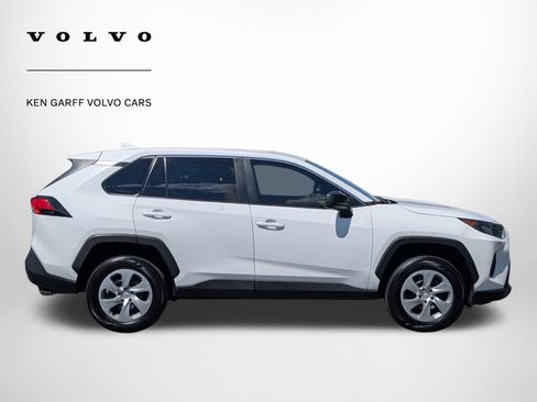 Used 2022 Toyota RAV4 LE image 2