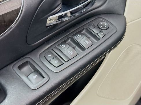 Used 2016 Chrysler Town & Country Touring w/ Driver Convenience Group image 18