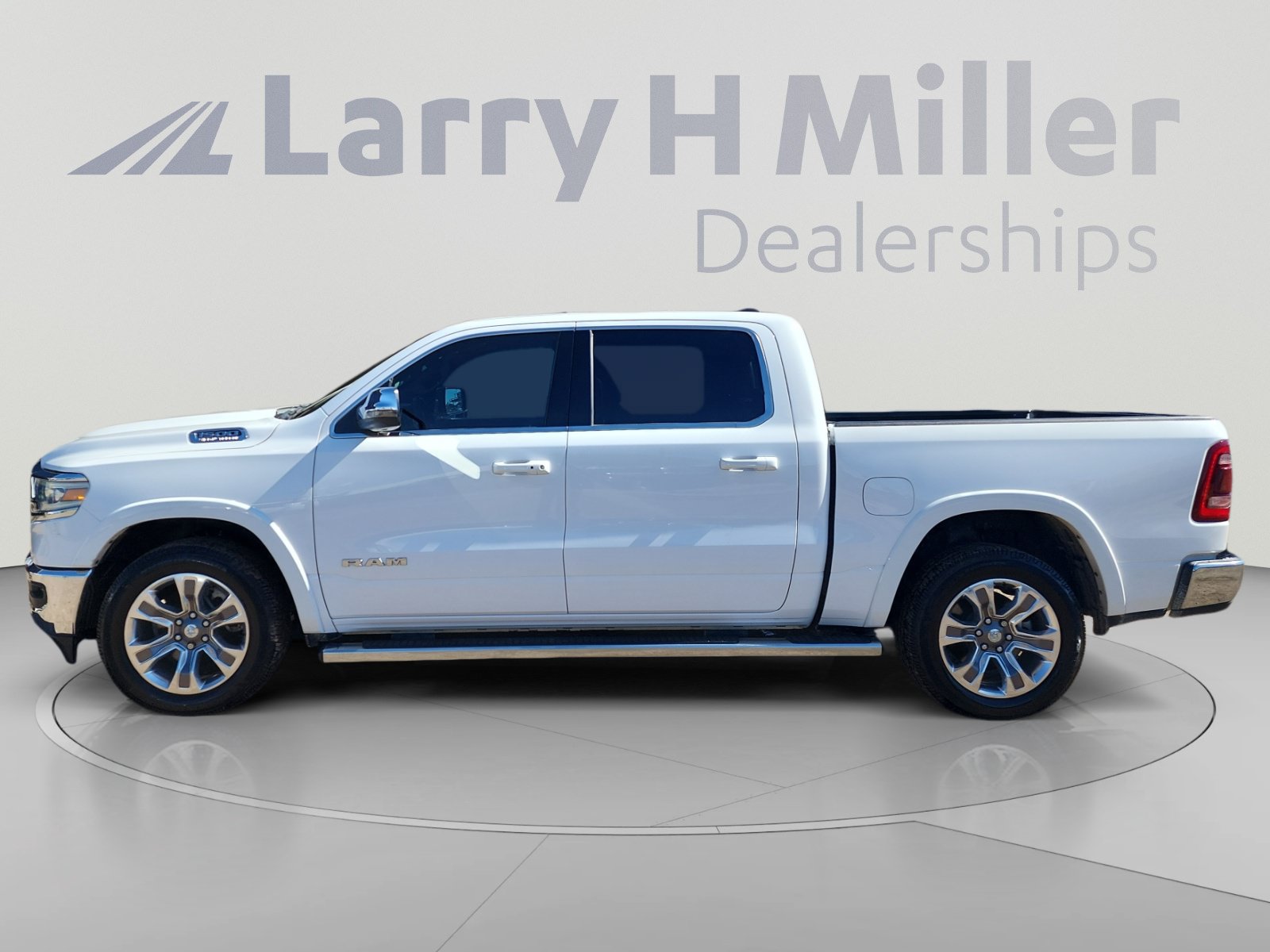 Used 2023 RAM 1500 Limited AWD/4WD image 2
