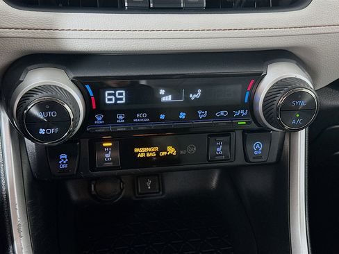 Used 2020 Toyota RAV4 XLE Premium image 15