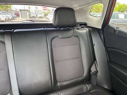 Used 2025 Chevrolet Trax LT w/ LT Convenience Package FWD image 32