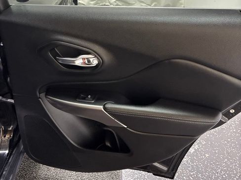 Used 2019 Jeep Cherokee Latitude Plus FWD image 27