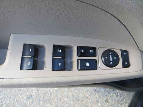 Used 2018 Hyundai Elantra SE image 16