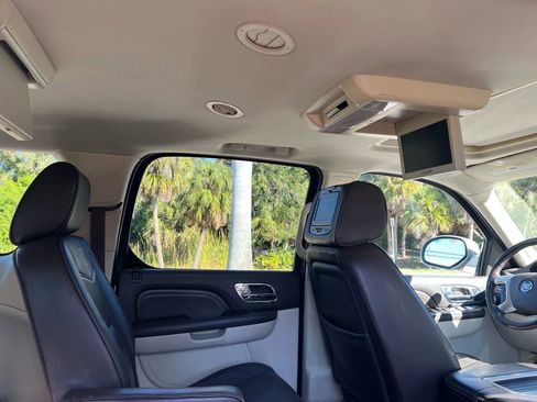 Used 2014 Cadillac Escalade ESV Platinum image 28