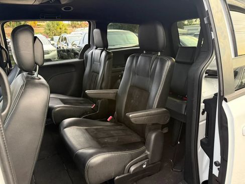 Used 2016 Dodge Grand Caravan SXT FWD image 8