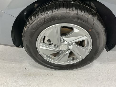 Used 2026 Hyundai Elantra SE FWD image 5