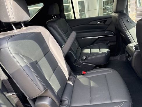 Used 2025 Chevrolet Traverse LT image 33