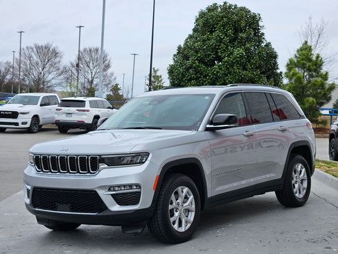 Used 2023 Jeep Grand Cherokee Limited image 3