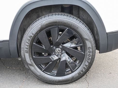 Used 2024 Volkswagen Atlas Cross Sport SE FWD image 28