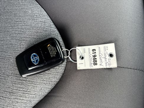 Used 2020 Toyota Camry LE image 28