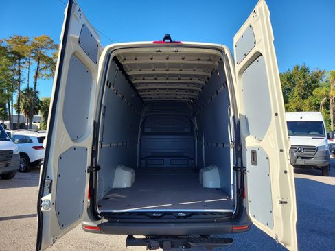 Used 2025 Mercedes-Benz Sprinter 3500 image 10
