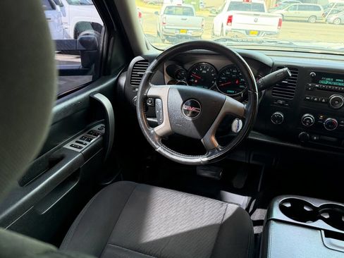 Used 2010 GMC Sierra 2500 SLE w/ Suspension Package, Off-Road image 13