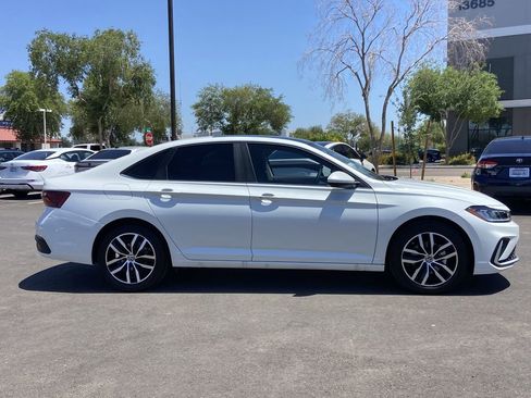 Used 2026 Volkswagen Jetta SE FWD image 2