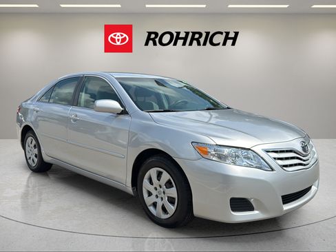 Used 2010 Toyota Camry LE FWD image 4