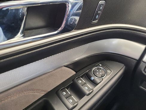 Used 2017 Ford Explorer XLT w/ Equipment Group 202A AWD/4WD image 27