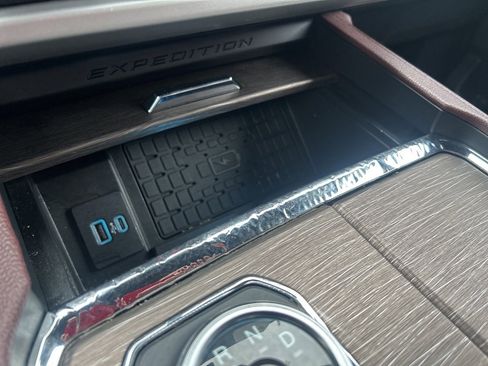 Used 2024 Ford Expedition Max Limited image 19