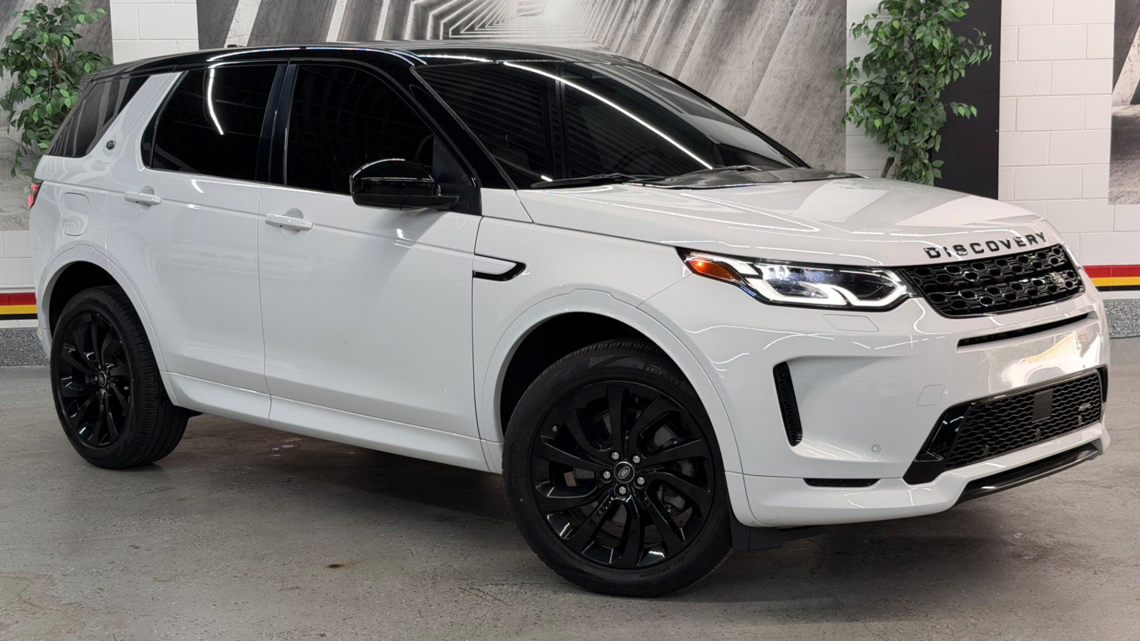 Used 2023 Land Rover Discovery Sport SE R-Dynamic AWD/4WD image 1