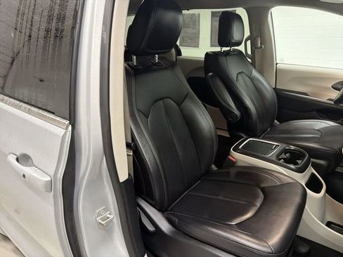 Used 2024 Chrysler Pacifica Touring-L image 21