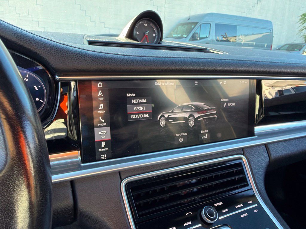 Used 2018 Porsche Panamera RWD image 35