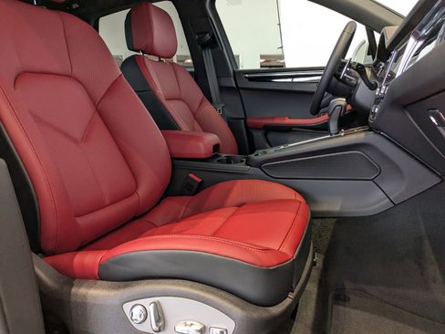 Used 2025 Porsche Macan image 24