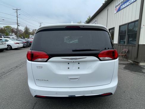Used 2017 Chrysler Pacifica Touring-L FWD image 5