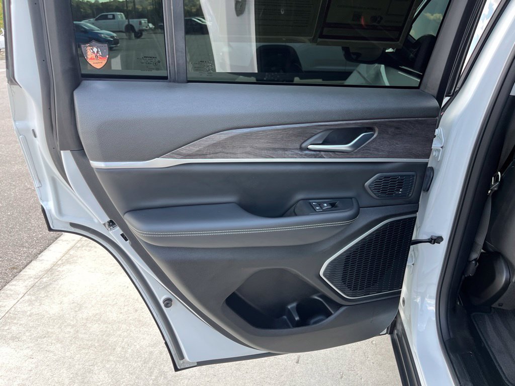 Used 2023 Jeep Grand Cherokee Limited AWD/4WD image 18