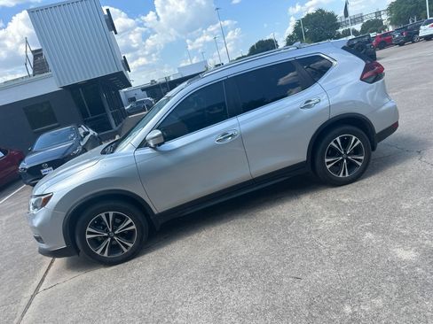 Used 2019 Nissan Rogue SV w/ Premium Package FWD image 4