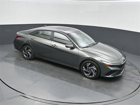 Used 2025 Hyundai Elantra SEL image 28