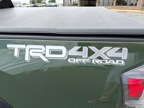 Used 2021 Toyota Tacoma TRD Off-Road w/ Technology Package AWD/4WD image 10