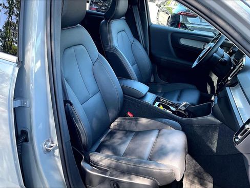 Used 2025 Volvo XC40 B5 Plus AWD/4WD image 9