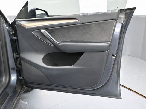 Used 2023 Tesla Model Y Long Range image 40