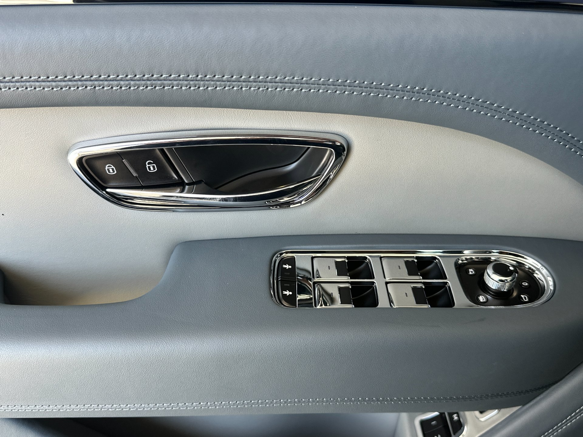 Used 2026 Bentley Bentayga Extended Wheelbase AWD/4WD image 14