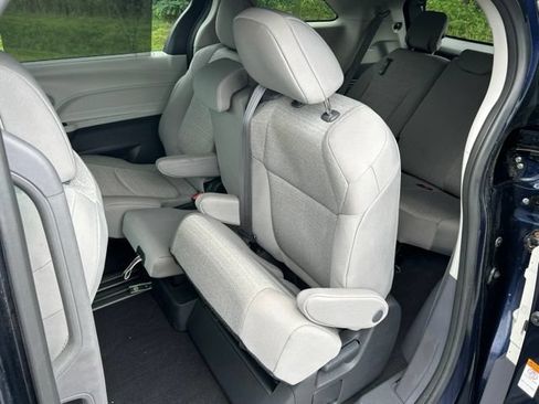 Used 2023 Toyota Sienna LE FWD image 21