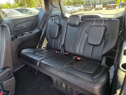 Used 2025 Chrysler Pacifica Select FWD image 10