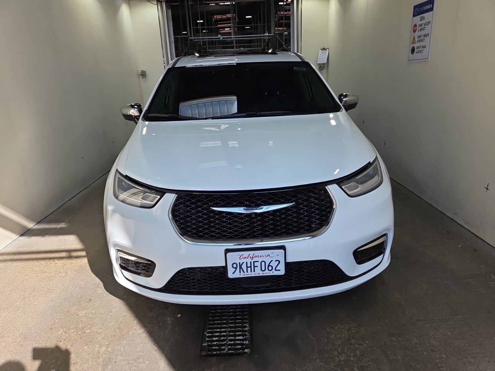 Used 2023 Chrysler Pacifica Limited w/ Uconnect Theater Family Group FWD image 3