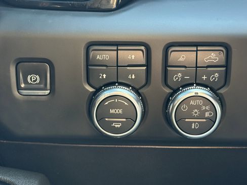 Used 2024 GMC Sierra 2500 AT4 image 24