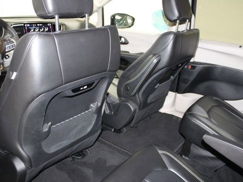 Used 2024 Chrysler Pacifica Touring-L image 26