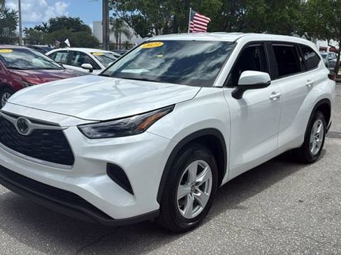 Used 2023 Toyota Highlander L FWD image 3