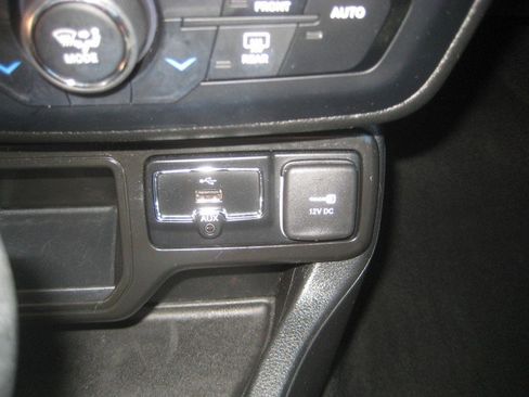 Used 2019 Jeep Renegade Latitude w/ Cold Weather Group image 16