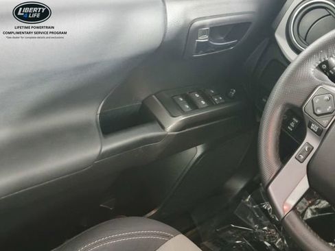 Used 2022 Toyota Tacoma TRD Sport w/ Technology Package image 31