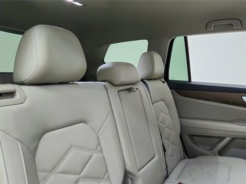 Used 2025 Volkswagen Atlas SE image 25