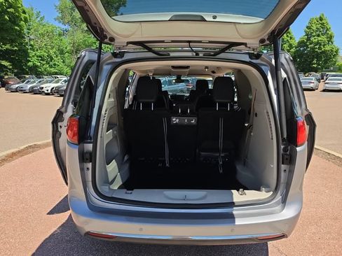 Used 2017 Chrysler Pacifica Touring-L FWD image 23
