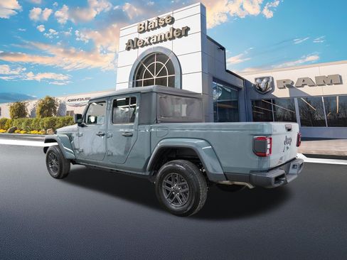 Used 2025 Jeep Gladiator Sport AWD/4WD image 8