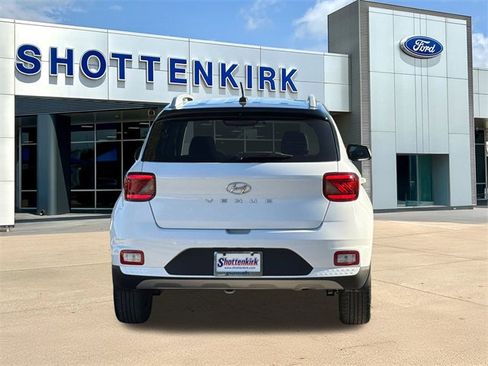 Used 2025 Hyundai Venue Limited image 6