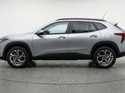 Used 2025 Chevrolet Trax LT w/ LT Convenience Package FWD image 5