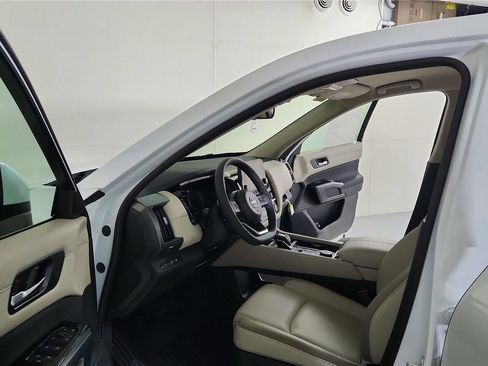 Used 2025 Nissan Pathfinder SL w/ Black Appearance Package image 15