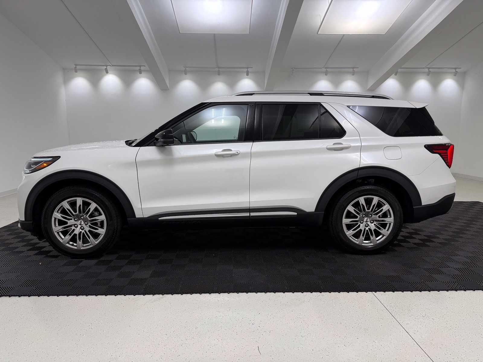 New 2026 Ford Explorer Platinum RWD image 4